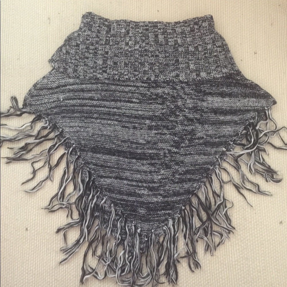 2B Bebe Fld Collar Fringe Poncho - Picture 2 of 5